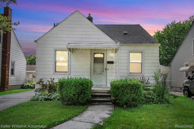 3434 Campbell St, Dearborn, MI 48124 - bungalow-style home with a shingled roof, a chimney, and a front lawn