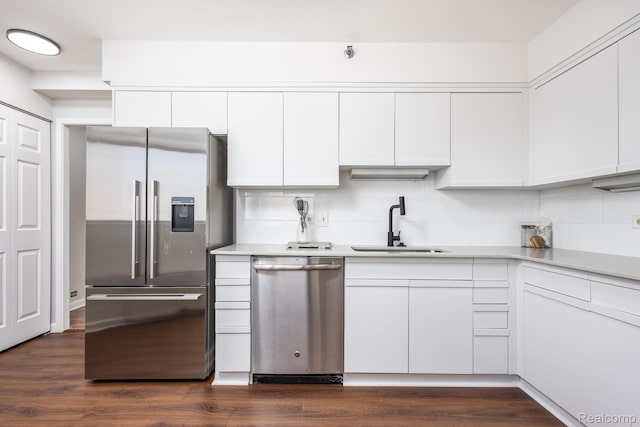 5000 Town Ctr Unit 2001, Southfield, MI 48075 - kitchen featuring stainless steel appliances, backsplash, white cabinetry, light countertops, and dark wood-type flooring