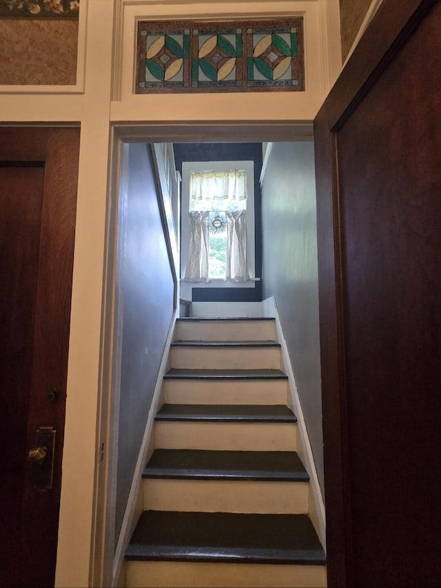 106 E Mechanic St, Yale, MI 48097 - view of staircase