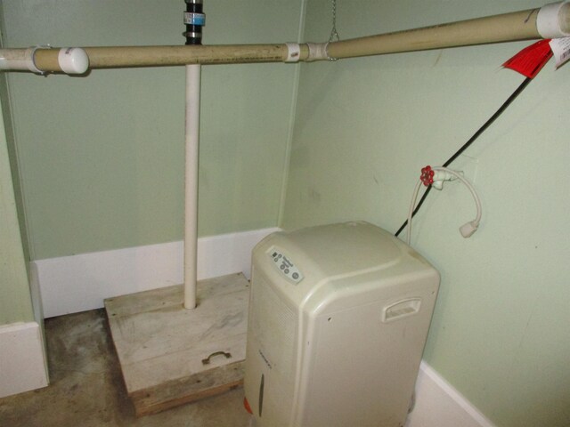 507 Mackinaw St, Durand, MI 48429 - view of laundry area