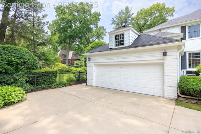 33 Oxford Blvd, Pleasant Ridge, MI 48069 - garage with driveway