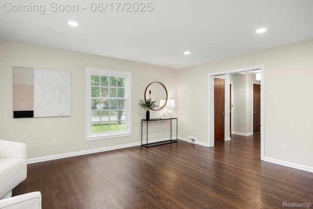 33 Oxford Blvd, Pleasant Ridge, MI 48069 - unfurnished living room featuring wood finished floors and recessed lighting