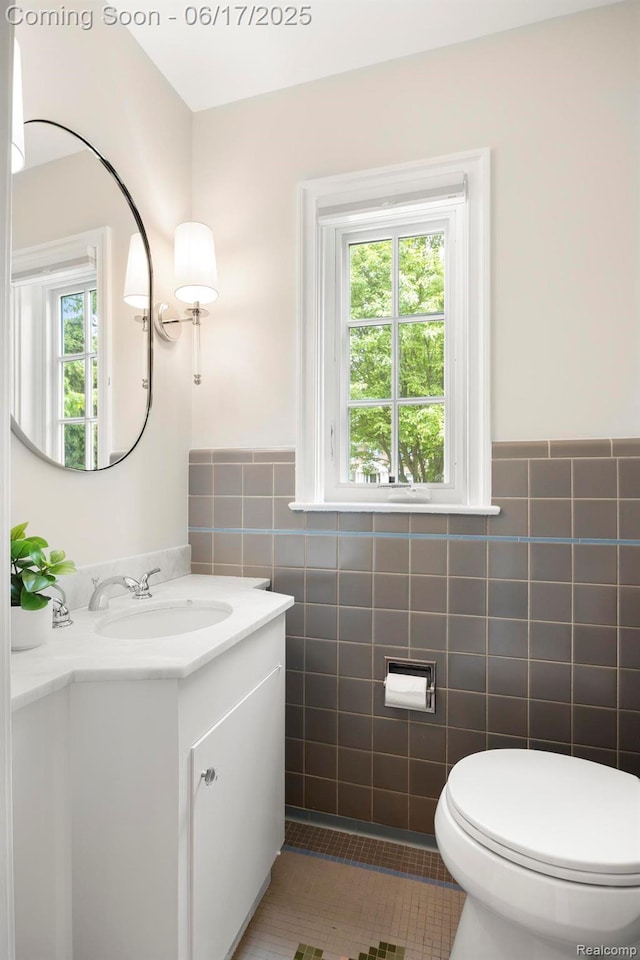 33 Oxford Blvd, Pleasant Ridge, MI 48069 - half bath featuring vanity, tile walls, wainscoting, and tile patterned floors