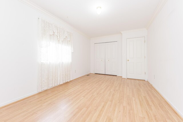 5835 S Ashford Way, Ypsilanti, MI 48197 - unfurnished bedroom featuring light wood-type flooring, ornamental molding, and a closet