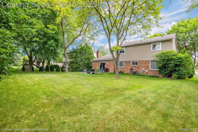 3184 Cedar Key Dr, Lake Orion, MI 48360 - view of grassy yard