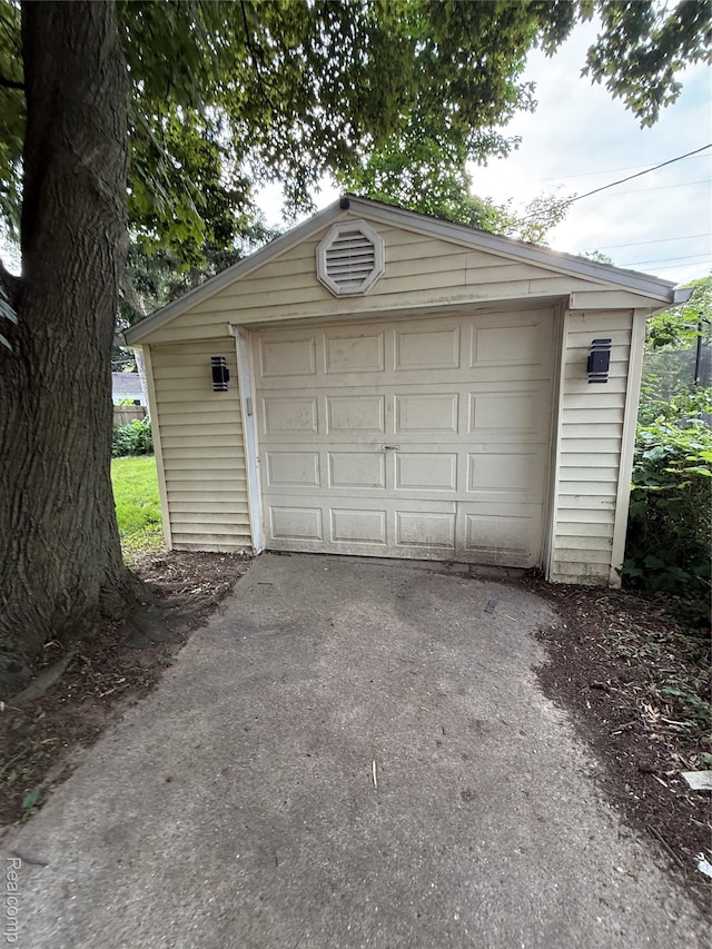 11735 Braile St, Detroit, MI 48228 - detached garage featuring asphalt driveway