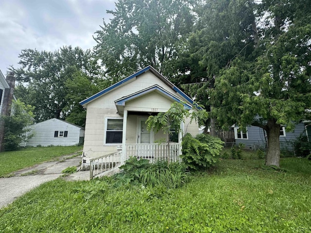 1807 Union Ave, Saginaw, MI 48602 - bungalow-style home featuring a porch and a front lawn
