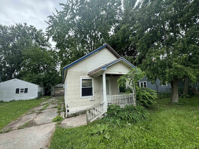 1807 Union Ave, Saginaw, MI 48602 - bungalow with covered porch and asphalt driveway