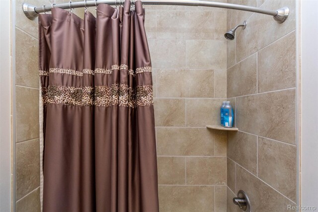 48913 Pinebrook Dr, Utica, MI 48315 - view of full bathroom