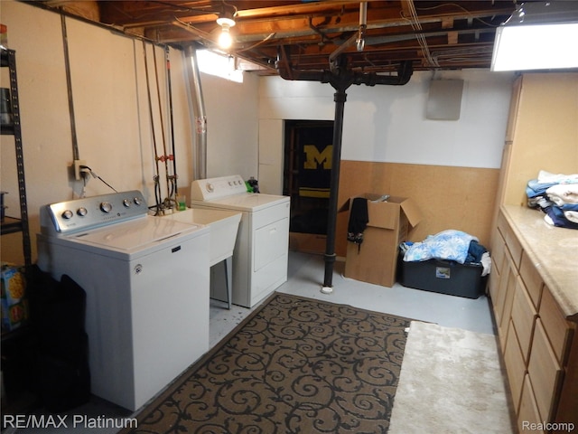 15274 Regina Ave, Allen Park, MI 48101 - laundry area featuring independent washer and dryer