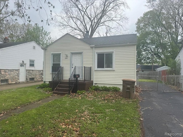 248 W Longfellow Ave, Pontiac, MI 48340 - view of front of home featuring a gate