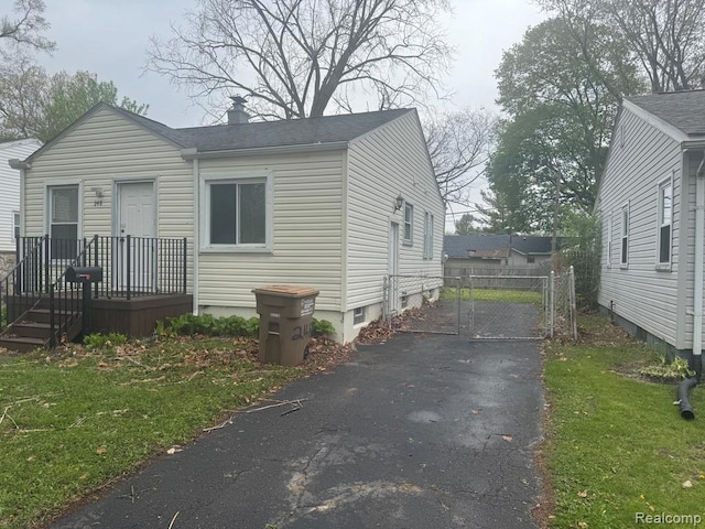 248 W Longfellow Ave, Pontiac, MI 48340 - view of front of house featuring a gate, a chimney, and a front lawn