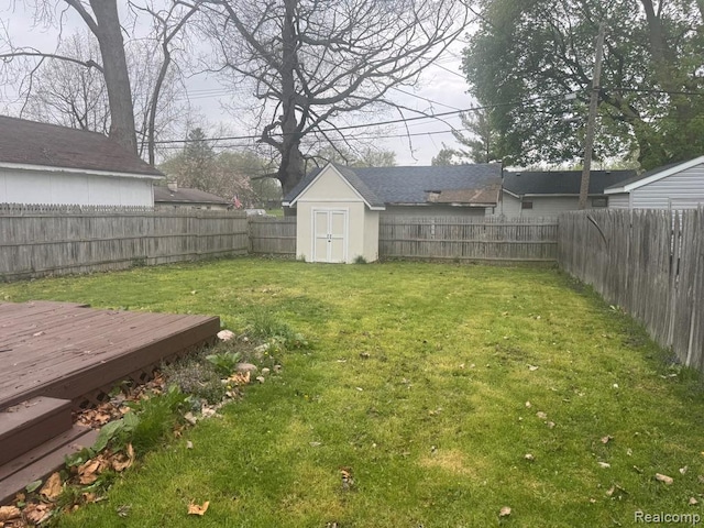 248 W Longfellow Ave, Pontiac, MI 48340 - fenced backyard featuring a deck and a storage shed
