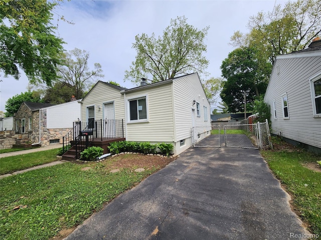 248 W Longfellow Ave, Pontiac, MI 48340 - view of front of home with a gate and driveway