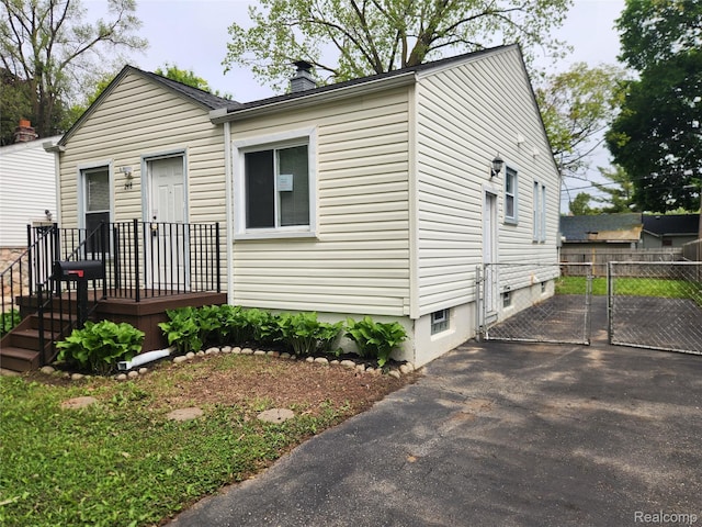 248 W Longfellow Ave, Pontiac, MI 48340 - view of front facade with a chimney and a gate