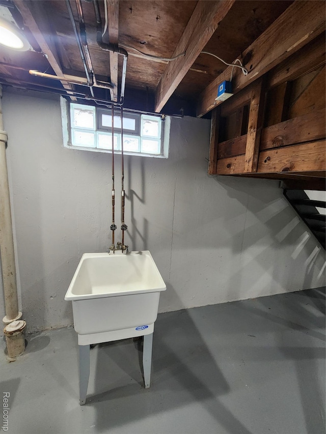 248 W Longfellow Ave, Pontiac, MI 48340 - below grade area featuring a sink