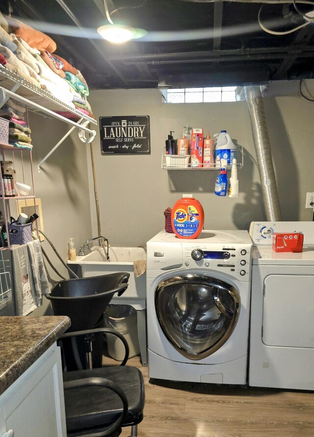 24825 Timber Ridge Trl, Flat Rock, MI 48134 - laundry area with independent washer and dryer and wood finished floors
