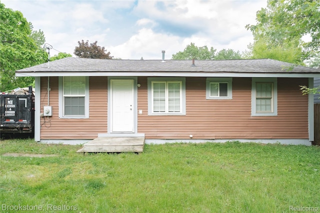 853 Melrose St, Pontiac, MI 48340 - view of front of home with a front yard and a shingled roof