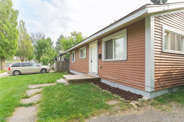 853 Melrose St, Pontiac, MI 48340 - view of side of home with a yard