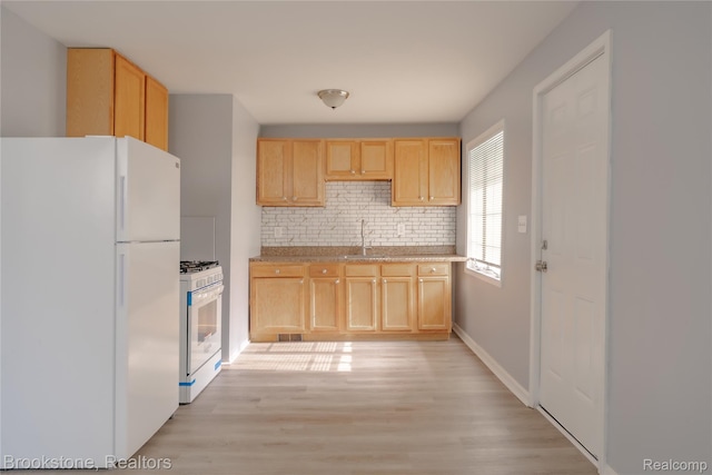 853 Melrose St, Pontiac, MI 48340 - kitchen featuring white appliances, backsplash, light wood finished floors, and light brown cabinetry