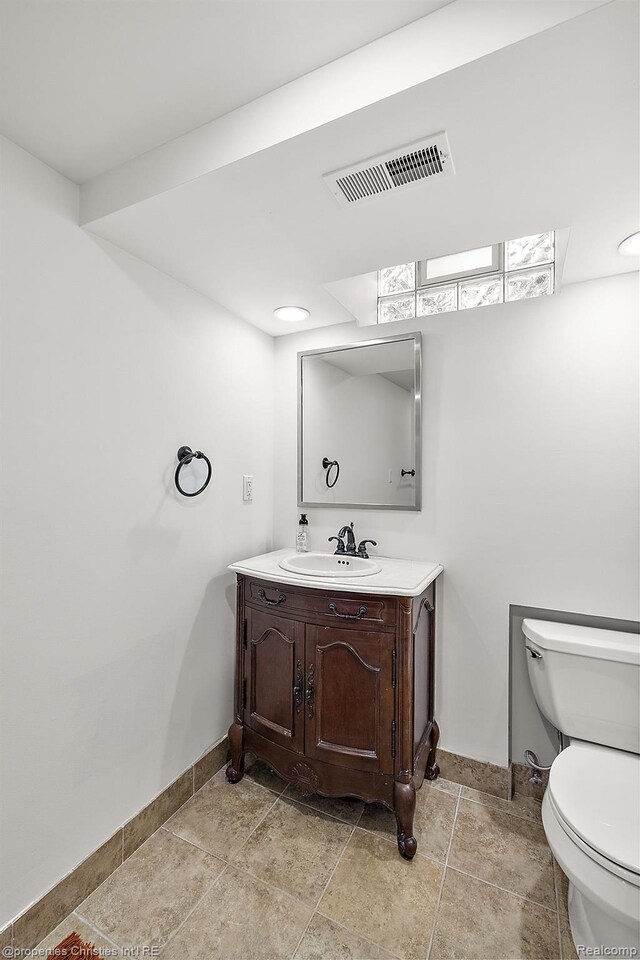 1174 Lakeside Dr, Birmingham, MI 48009 - bathroom featuring baseboards and vanity