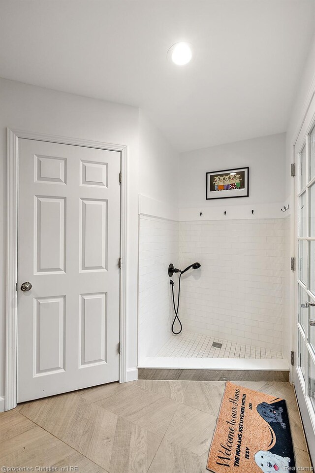 1174 Lakeside Dr, Birmingham, MI 48009 - bathroom featuring a tile shower