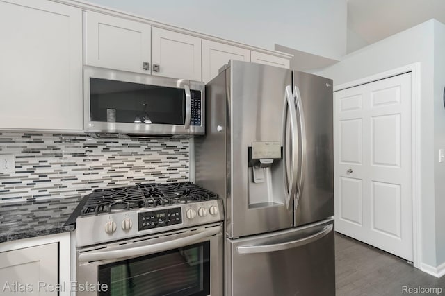 3527 Applewood Ln Unit 2, Grand Blanc, MI 48439 - kitchen featuring stainless steel appliances, tasteful backsplash, wood finished floors, and white cabinets