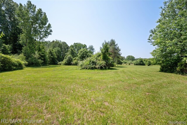 8922 Mcclements Rd, Brighton, MI 48114 - view of grassy yard