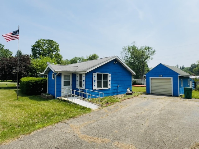 1225 Huntly Rd, Niles, MI 49120 - view of front of home featuring an outdoor structure, a detached garage, a front yard, and driveway