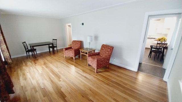 1418 Stamford Ave, Kalamazoo, MI 49048 - sitting room with light wood-style flooring and baseboards