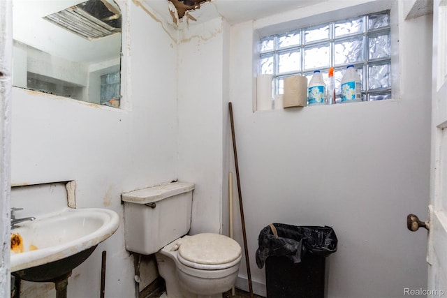 318 Chandler St, Detroit, MI 48202 - bathroom with toilet and a sink