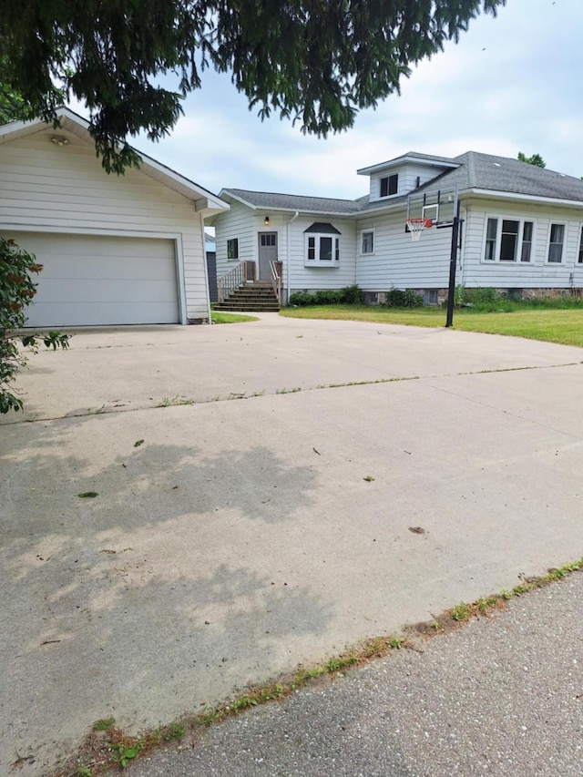 624 N Main St, Evart, MI 49631 - single story home featuring a garage and an outbuilding