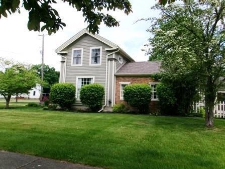 44 N Main St, Quincy, MI 49082 - view of front facade featuring a front yard
