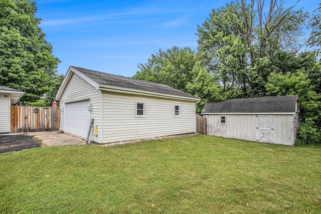 201 Beaumont Dr, Battle Creek, MI 49014 - view of yard featuring an outdoor structure and a detached garage