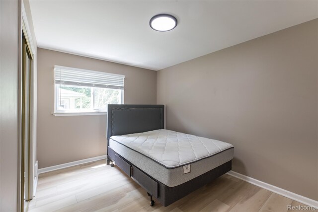 6580 Troy St, Southgate, MI 48180 - bedroom featuring light wood finished floors and baseboards