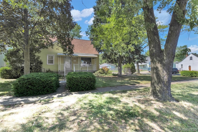 3112 Bailey Ave, Lincoln Park, MI 48146 - obstructed view of property with a front lawn