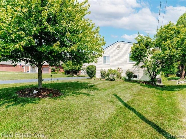 871 Vanderpool Dr, Troy, MI 48083 - view of grassy yard