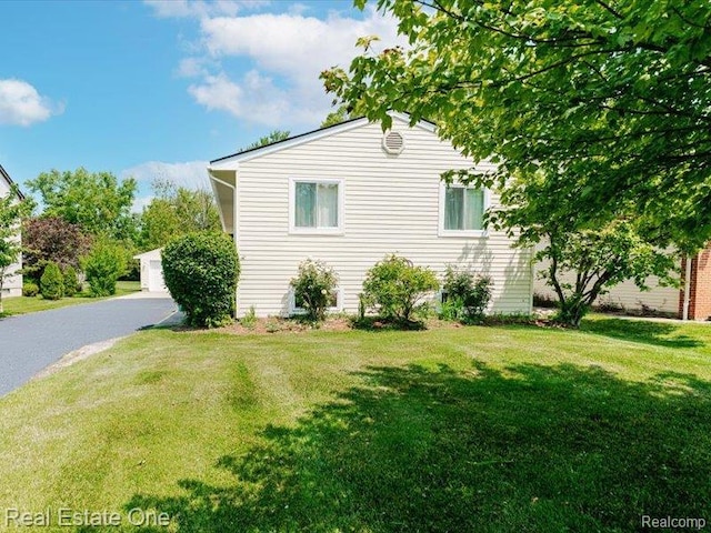 871 Vanderpool Dr, Troy, MI 48083 - view of property exterior with a lawn