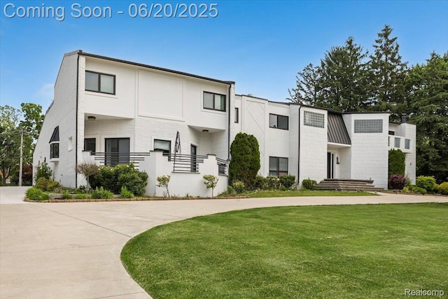 3440 Lone Pine Rd, West Bloomfield, MI 48323 - view of front of house featuring a front yard and stucco siding
