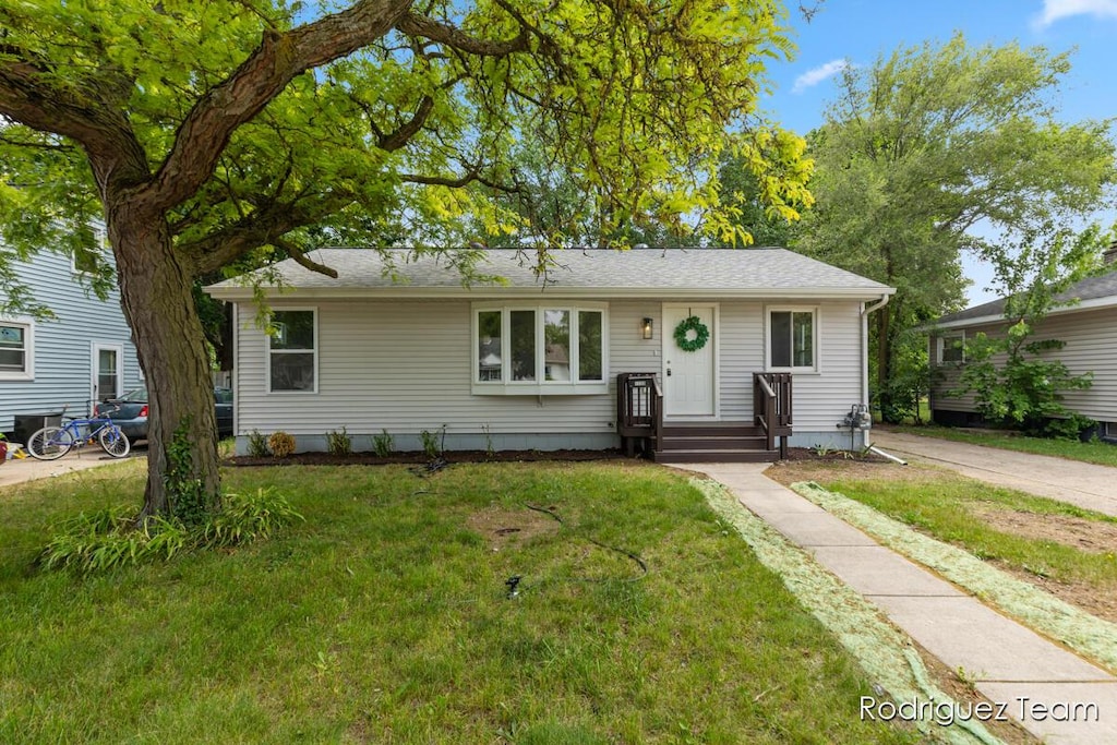 1235 Aurora Ave, Muskegon, MI 49442 - photo 1