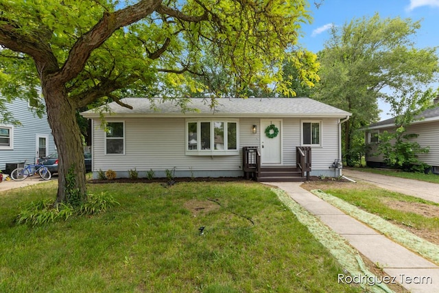 1235 Aurora Ave, Muskegon, MI 49442 - view of front of home featuring a front lawn