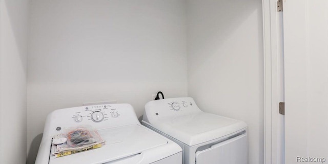 1058 Hampton Cir Unit 74, Detroit, MI 48207 - laundry area featuring separate washer and dryer