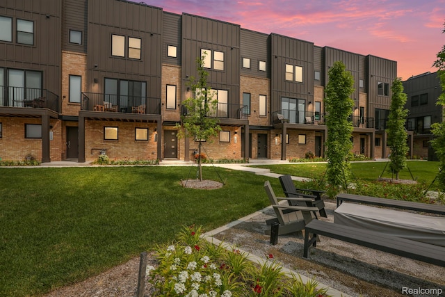 1058 Hampton Cir Unit 74, Detroit, MI 48207 - view of property at dusk