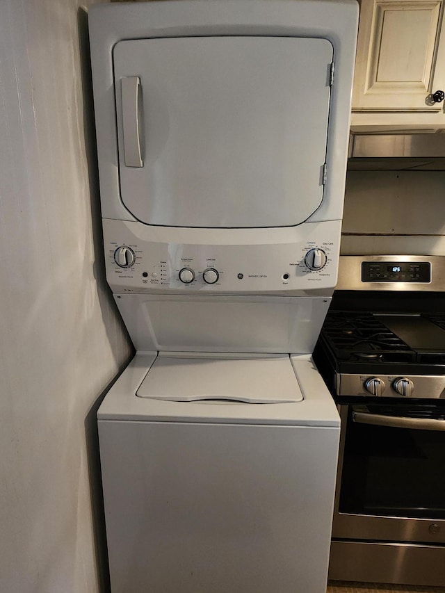 368 Old Hickory Dr, Coldwater, MI 49036 - washroom featuring stacked washer and clothes dryer