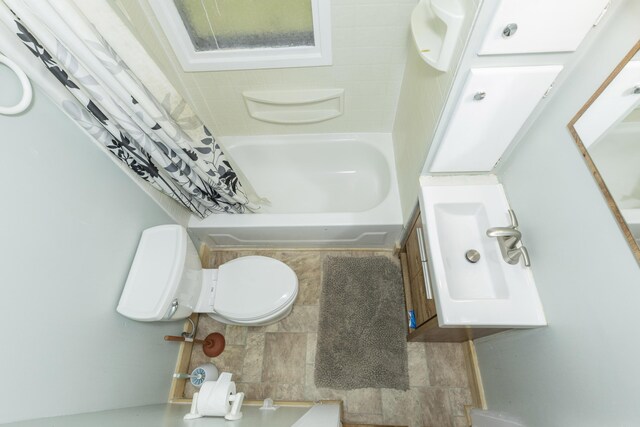 318 Cecil St, Buchanan, MI 49107 - bathroom featuring shower / tub combo with curtain and toilet