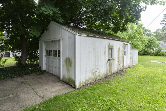 318 Cecil St, Buchanan, MI 49107 - view of outdoor structure featuring driveway