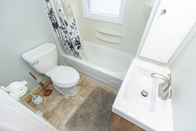 318 Cecil St, Buchanan, MI 49107 - full bathroom featuring toilet and shower / tub combo