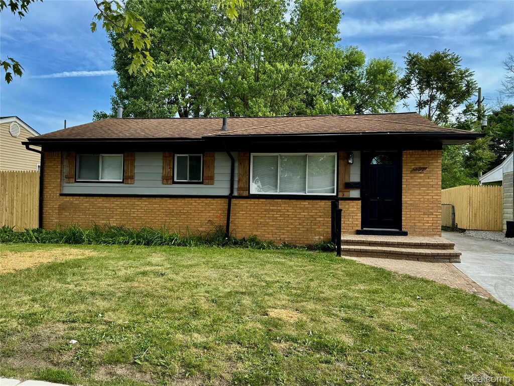 297 W Yale Ave, Pontiac, MI 48340 - photo 1
