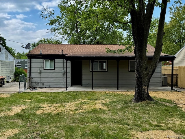 297 W Yale Ave, Pontiac, MI 48340 - view of front facade with a patio