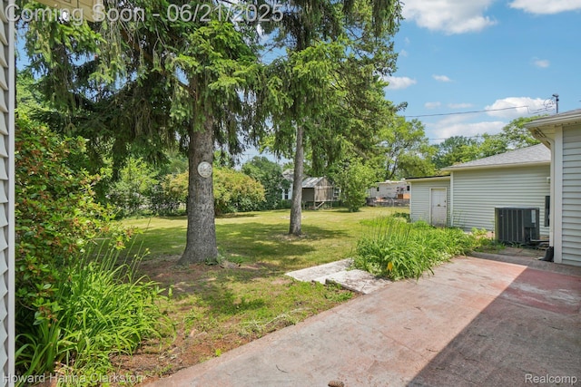 5766 Corunna Ave, Clarkston, MI 48346 - view of grassy yard with a patio area